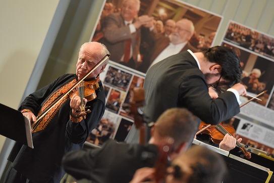 Krzysztof Jakowicz i Bielska Orkiestra Kameralna pod dyrekcją Jana Stańczyka (fot. Lucjusz Cykarski)
