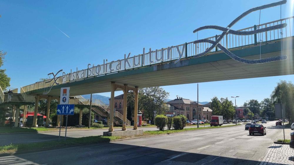Napis Polska Stolica Kultuy na wiadukcie nad drogą