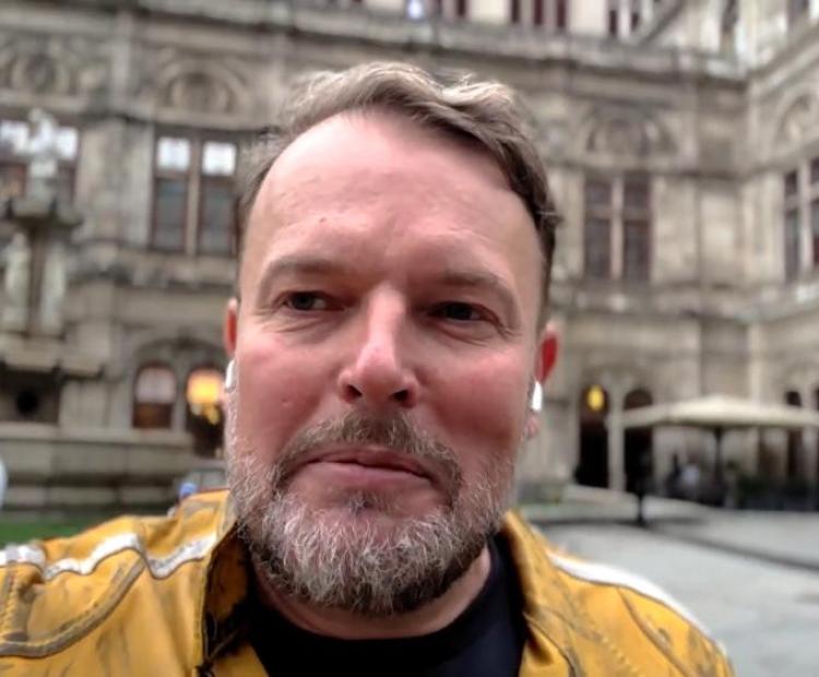 Tomasz Konieczny zaprasza na Festiwal Kompozytorów Polskich sprzed siedziby Staatsoper Wien.