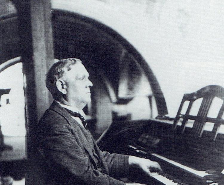 Viktor Clariss Czajanek, kompozytor i organista w starszym wieku, wykonuje utwór na organach w kościele