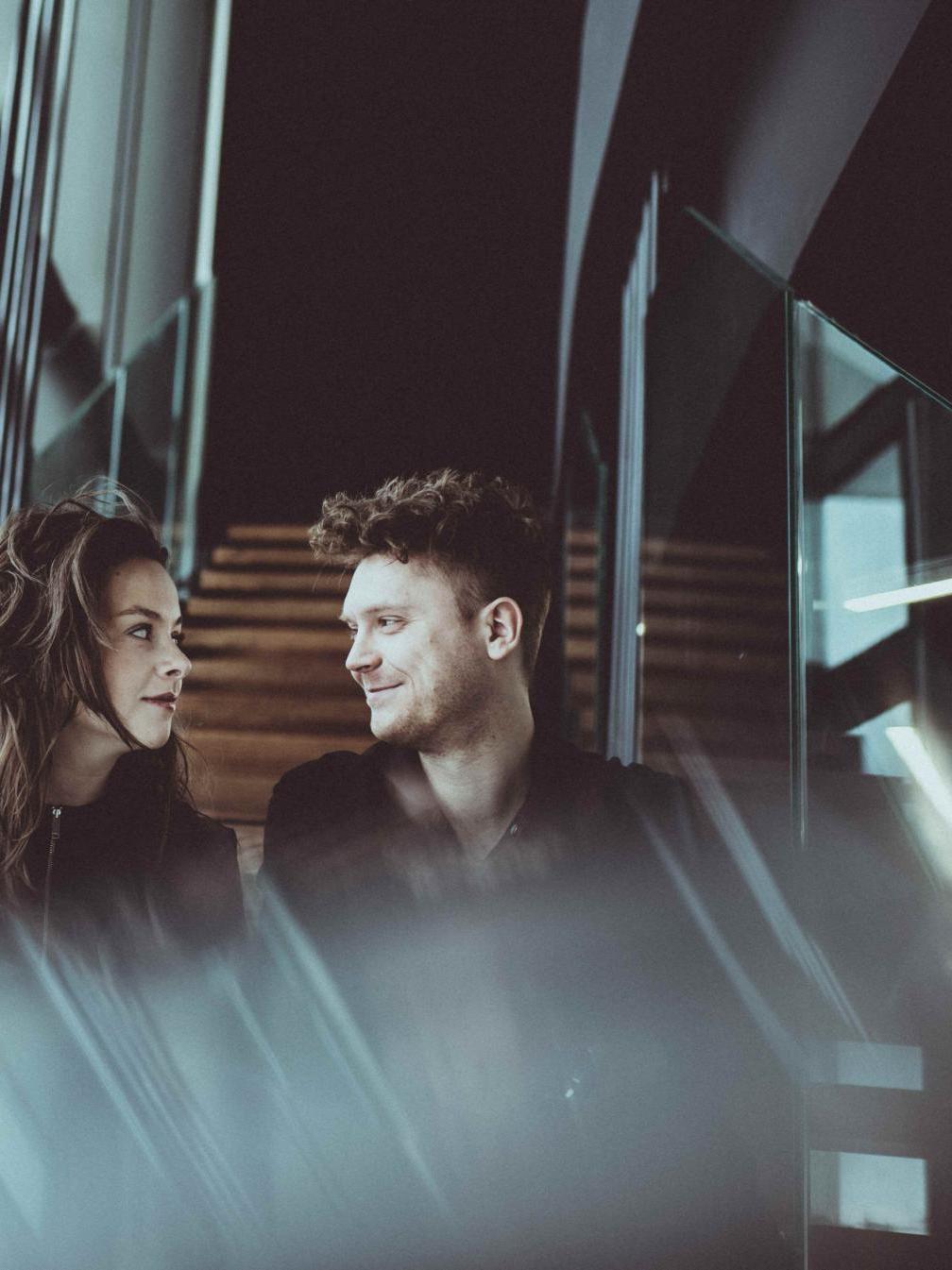 Pianistka i saksofonista siedzą na schodach