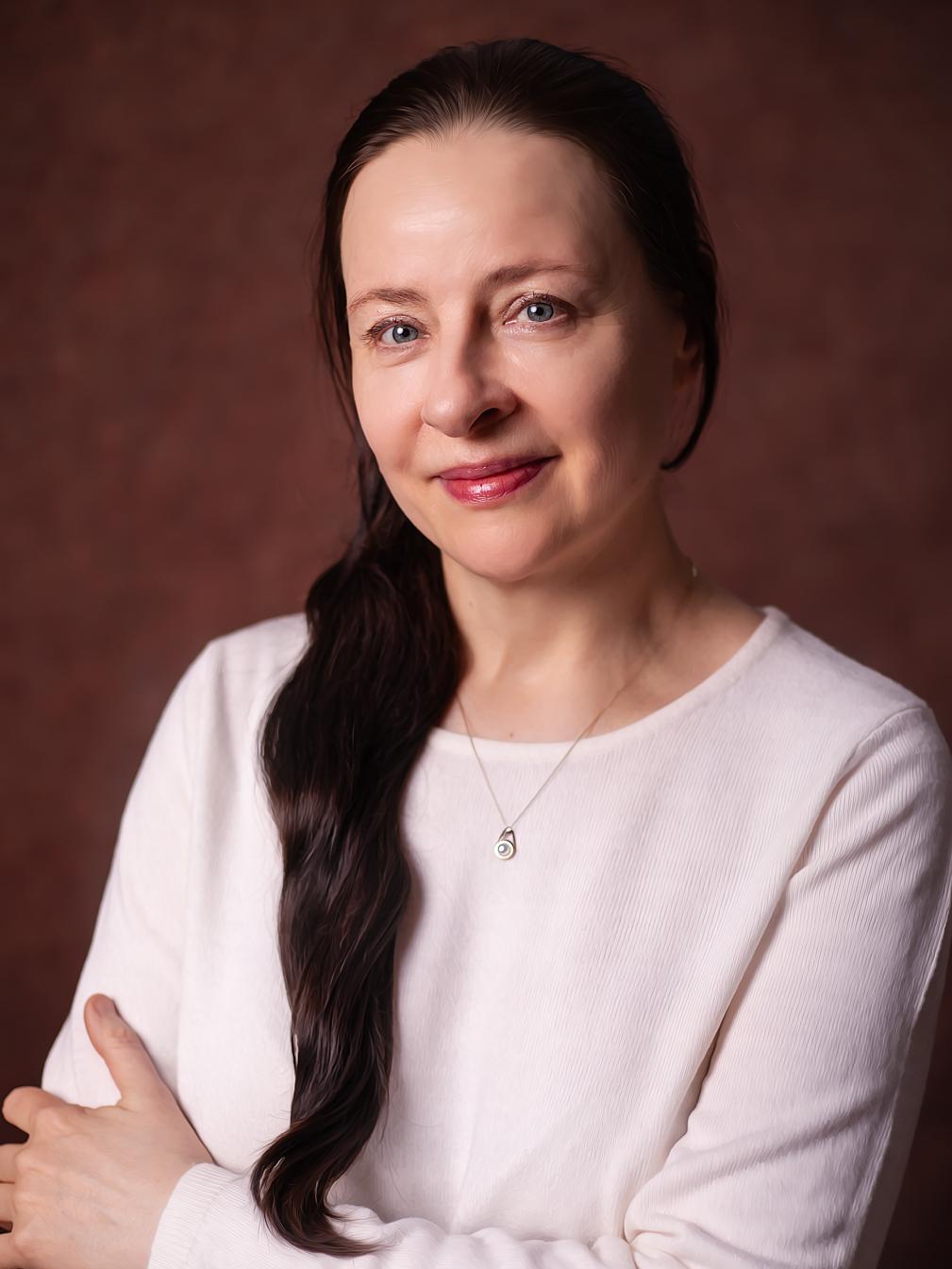 Wiolonczelistka Urszula Mizia ubrana w jasnoróżową sukienkę z rozpuszczonymi długimi czarnymi włosami